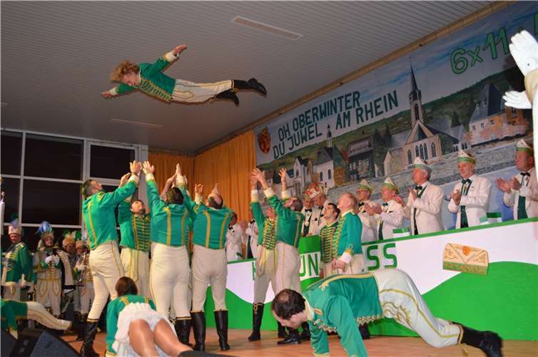 Die Männertanzgruppe des Linzer Husarencorps.  Fotos: AB