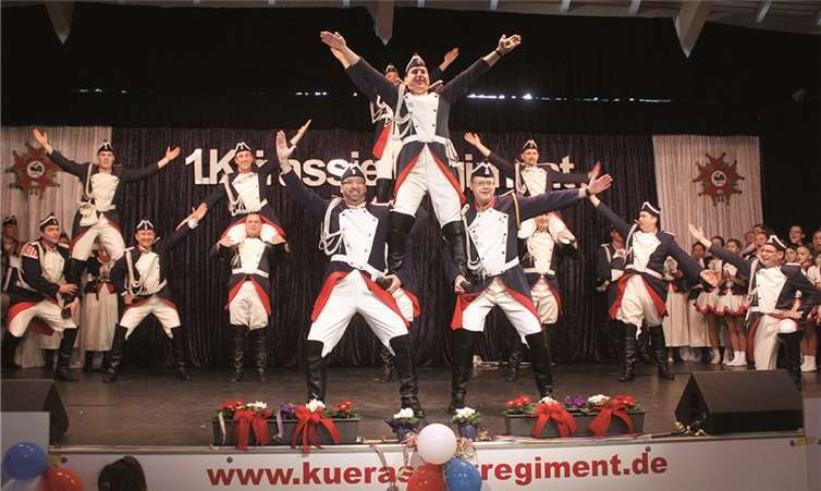 Die Männertanzgruppe stellte ihre Fitness eindrucksvoll unter Beweis. DL