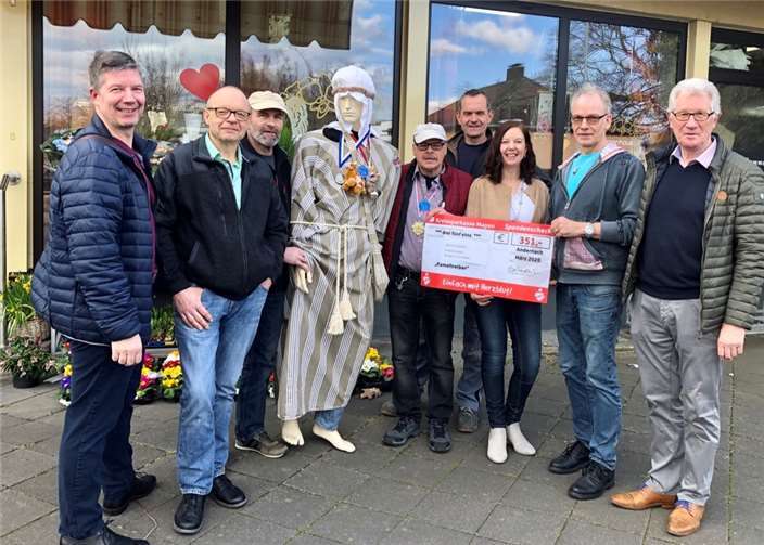 Die Männertruppe im Andernacher Karneval „Die Kameltreiber“ spendeten an die Elterninitiative Krebskranker Kinder Koblenz e. V.Foto: Privat