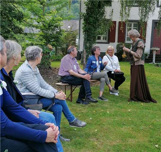 Die Märchenerzählerin Dorothea Konertz entführte die ehrenamtlichen Sterbe- und Trauerbegleiter/innen in die Welt der Märchen und Geschichten.Foto: Hospizverein