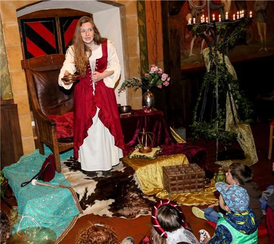 Die Märchenerzählerin entführte die großen und kleinen Zuhörer in die Zeit der Märchen und Sagen.