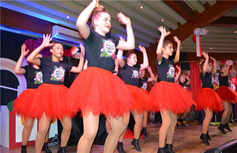 Die Magic Dancers brillierten mitihren neuen Tänzen als Stewardessen und Malle-Party-Girls.