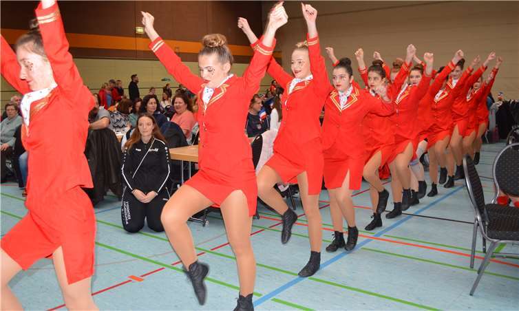 Die Magic Dancers der KG Narrenzunft überzeugten bereits mit einem perfekten Einzug. Fotos: AB