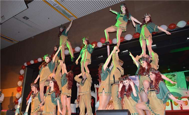 Die Magic Dancers kamen als Indianer auf die Bühne.