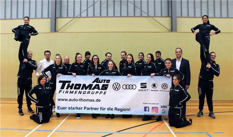 Die Magic Dancers präsentieren die neuen Trainingsanzüge.Foto: AB