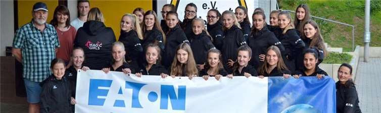 Die „Magic Girls“ freuen sich über die neuen Jacken. privat