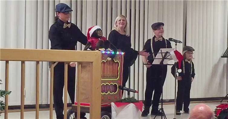 Die „Magic Klier Family“ mit ihrem Leierkasten.Foto: privat