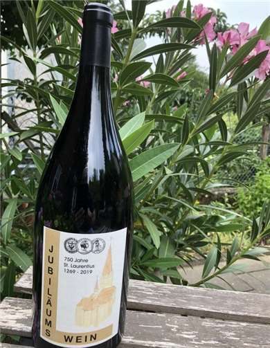 Die Magnum-Weinflasche zum 750-jährigen Bestehen der Pfarrkirche St. Laurentius wird gerne zu besonderen Anlässen verschenkt. Foto: Pfarrei St. Laurentius