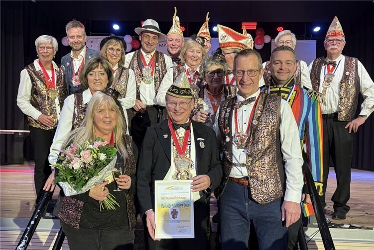 Die Maifelder Krombiere Jecken mit Neuzugang Marcus Bolzhauser, Bürgermeister Maximilian Mumm und Martina Bang-Dosio (vorne). Foto: VG Maifeld