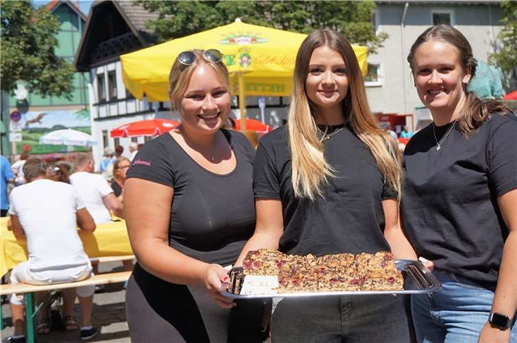 OB Einig: „Bürgerschaftliches Engagement ist hier keine Worthülse“ Die Maimädchen trugen ihren Teil zum Gelingendes Dorffests mit Kaffee und Kuchen bei.
