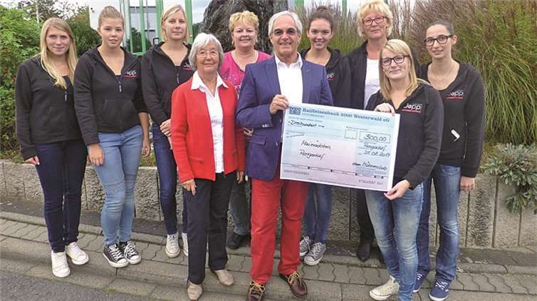 Die Maimädchen und die ehemaligen Möhnen Rengsdorf übergeben den Scheck an Gerda und Gerd Diehl vom Verein Kirstins Weg.privat