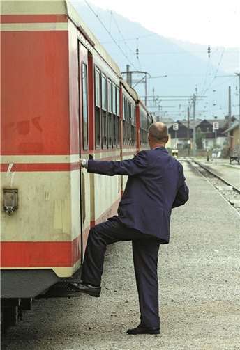 Die Mainzer Bahnkunden würden gerne in die Züge einsteigen.Maren Beßler pixelio de