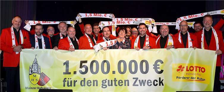 Die Mainzer Hofsänger freuen sich nach ihrem Konzert in Limburgerhof über die runde Gesamtspendensumme. Mit ihnen freuen sich Lotto-Prokurist Dirk Martin (2.v.l.) und Elke Rottmüller, die Vorsitzende der Lotto-Gesellschafterversammlung (Mitte).Peter Seydel