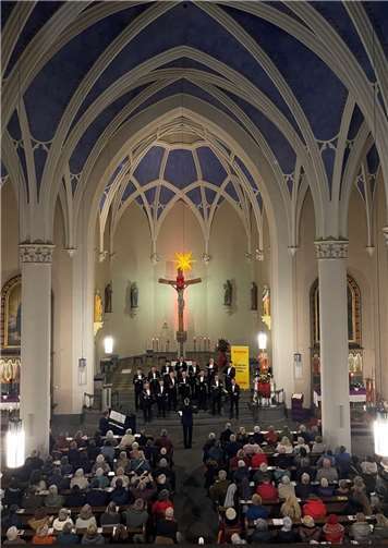 Die Mainzer Hofsänger präsentierte sich erstmals mit einen neuen Weihnachts- Programm und fanden in der Kirche St. Johannes eine wunderbare Akustik sowie engagierte Zuhörer.  Foto: Felix Diederichs