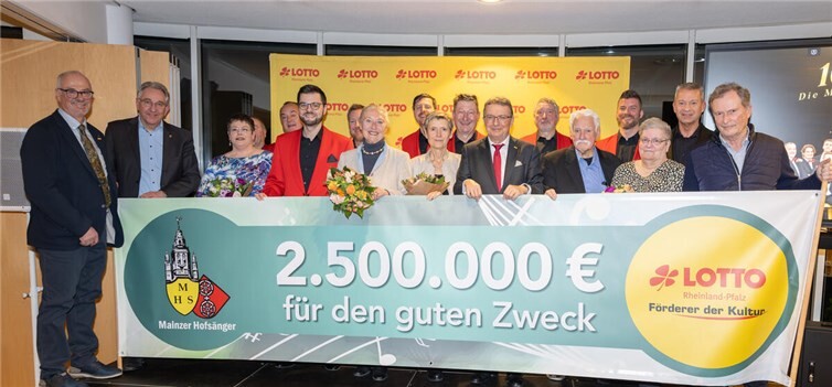Die Mainzer Hofsänger und Lotto-Geschäftsführer Jürgen Häfner (4.v.r.) freuten sich im Beisein von Landtags-Vizepräsident Matthias Lammert (2.v.l.), dem stellvertretenden Aufsichtsratsvorsitzenden Walter Desch (3.v.r.), Lotto-Gesellschaftervertreterin Monika Sauer (5.v.l.), Stiftungsratsmitglied Hans E. Lorenz (rechts) und der DRK-Landesvorsitzenden Anke Marzi (5.v.r.) über die Spendensumme von 2,5 Millionen Euro, die die Mainzer Hofsänger seit 2007 gemeinsam mit Lotto Rheinland-Pfalz für soziale Zwecke vor Ort eingesungen haben. Foto: Lotto Rheinland-Pfalz/Seydel