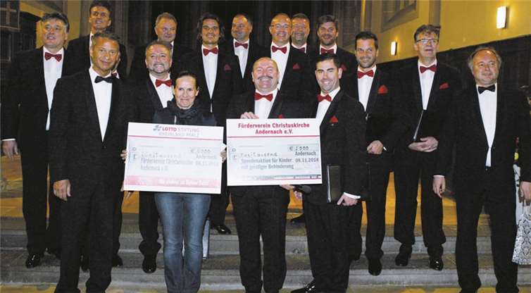 Die Mainzer Hofsänger und die Vorsitzende des Förderverein Christuskirche Andernach e.V. Silke Nickel bei der Scheckübergabe. -WAMFO.DE-
