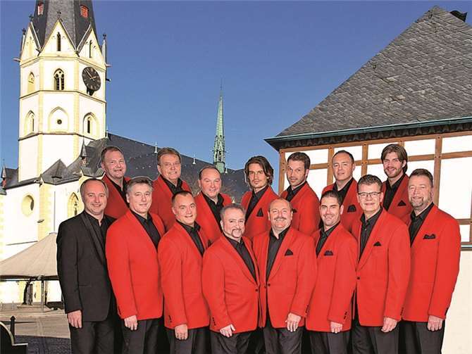 Die Mainzer Hofsänger vor St. Laurentius in Ahrweiler.  Privat