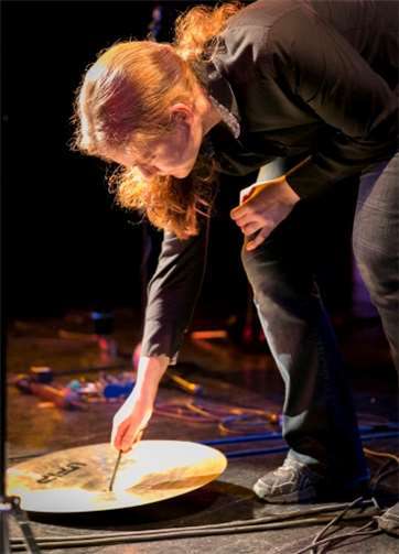 Die Mainzer Klangkünstlerin und Schlagwerkerin Nathalia Grotenhuis bei der Arbeit. Foto: M. Reinisch