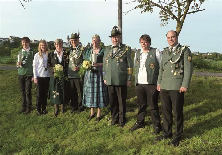 Die Majestäten 2013/14 (von links): Christian Degen, Katharina Haase, Edeltraud und Ulrich Eckhard, Renate und Detlef Osiecki, Tim Keller und Brudermeister Christoph Nolden.privat