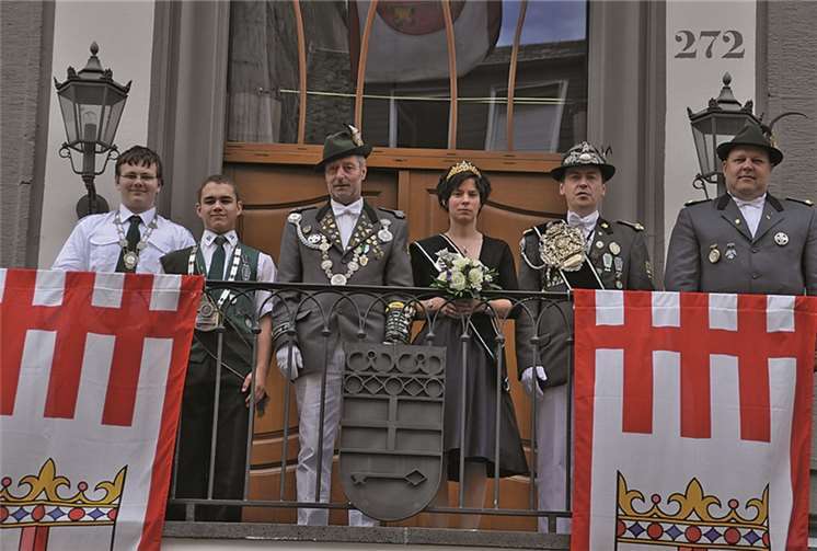 Die Majestäten 2013/2014 sind v. li. Schülerprinz Timo Krebs, Jungschützenkönig Sebastian Keller, der Pistolenkönig Dirk Heine und der neue Schützenkönig sowie 1.Brudermeister Markus Plönissen mit Königin Sonja Flüder.2.Brudermeister Lars Himmeröder. privat