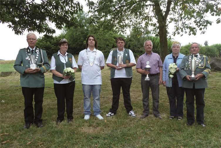 Die Majestäten 2014 (v.l.): Gerd und Karin Charlier, Johannes Riehl, Tim Keller, Bürgerkönig Günther Hoffmann, Marga Drenk und Rolf Dernbach.privat
