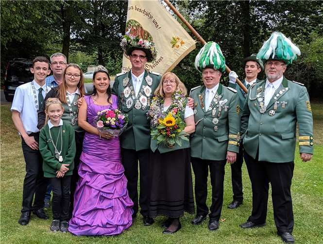 Die Majestäten 2019/20+: Schülerprinz Manuel Bertram, Dreeser Dorfkönig Hubert Bertram, Bambinoprinzessin Nell Weiner, Jungschützenprinzessin Nathalie Zavelberg, Königspaar Ludwig und Sandra Metternich, Schützenliesel Magdalena von Goscinski, Brudermeister Manfred von Goscinski, sen., Fahnenträger André Zavelberg, Kaiser der Könige Peter Kaczun  Foto: privat