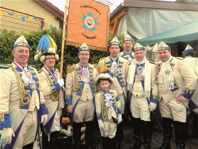 Die Majestäten Bastian Thran und Yannik Stüber sowie der Vorstand des Funkencorps. privat