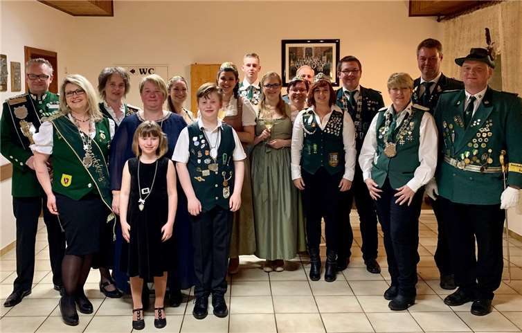 Die Majestäten aus dem Bezirk General Steffen und weitere befreundete Bruderschaften trafen sich in Alken zum traditionellen Schützen-Königsball zu Ehren der Majestäten Elke Stöcklein, Kathrin Barthelmes, Jannik Behnke und Lilli Stöcklein.Foto: privat
