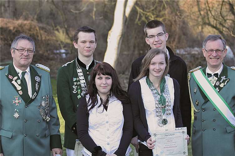 Die Majestäten der Bezirksjugend (v.l.n.r.) Gerd Bollig (Jungschützenmeister), Elias Wickord (Jungschützenprinz), Jennifer Lennertz (2. Jungschützenprinzessin), Alina Beu (Schülerprinzessin), Ben Frömbgen (2. Schülerprinz), Sigi Belz (Bundesmeister).