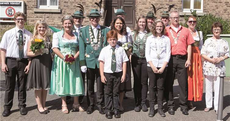 Die Majestäten der Schützenbruderschaft Adendorf nahmen beim Festzug im Rahmen des Schützenfestes den Vorbeimarsch der befreundeten Bruderschaften ab. JOST