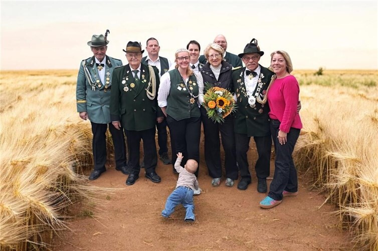 Die Majestäten im Kreise der Schützenschwestern und Schützenbrüder: Hilmar Butz, Werner Rüber, Holger Oswald, Scheibenkönigin Jana Monschauer, Katja Brohl, Königin Heike Schneider, Michael Brohl, Vogelkönig Hans Werner Schneider, Bettina Schneider (v.l.n.r.)