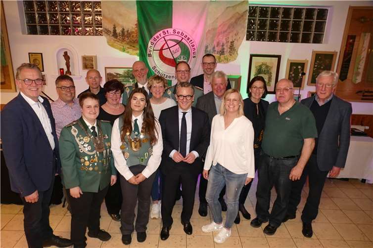 Die Majestäten mit dem 1. Kassierer Jürgen Sass, dem 2. Brudermeister und Vereinskoch Heinz Buch sowie einigen der politischen Vertreter. Foto: Siegfried Moskopp