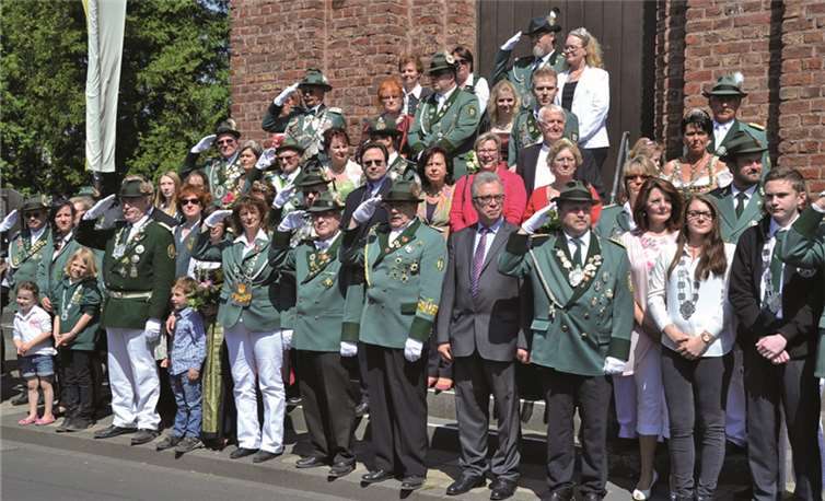 Die Majestäten und Ehrengäste genießen den Vorbeimarsch der Schützen. Weigert