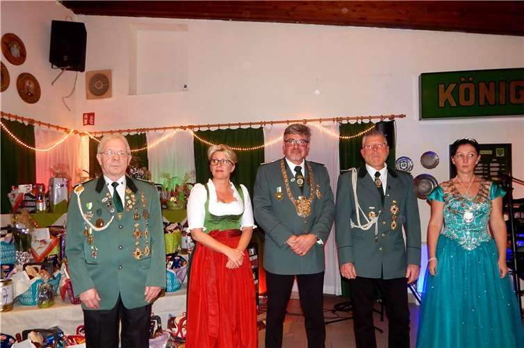 Die Majestäten und ihre Adjutanten.
