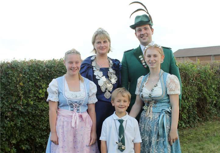 Die Majestäten (v.l.): Prinzessin Antonia Imgrund, Königin Anne Beer, Bambiniprinz Florian Klein, Prinzgemahl Hendrik Beer und Schülerprinzessin Sophia Schreiner bleiben noch ein weiteres Jahr in Amt und Würden. (Foto nach der Krönung im September 2019 von Christian Klein).Foto: privat