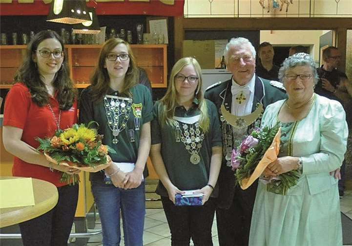 Die Majestäten (von links): Bürgerkönigin Tanja Nikonov, Schülerprinzessin Anna Maria Kalb, Jugendprinzessin Sarah Rosenbach, Schützenkönig Manfred Leurs und Königin Anita Leurs.privat