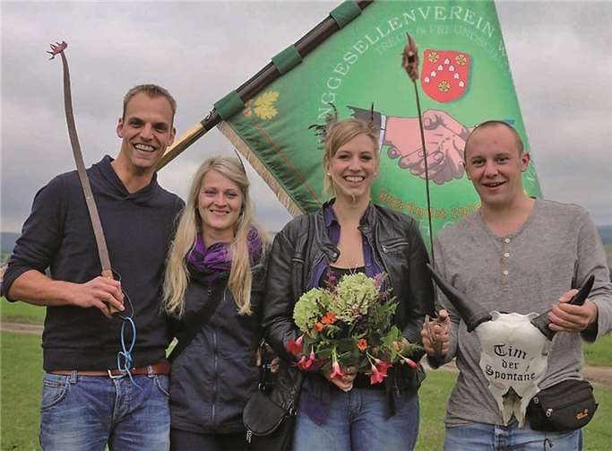 Die Majestäten von links: Kamm König Johannes Sowietzki mit Königin Eveline Behrend. Rechts Kirmespätche und Junggesellen Hahnen König Tim Behrend mit Königin Katrin Sowietzki.