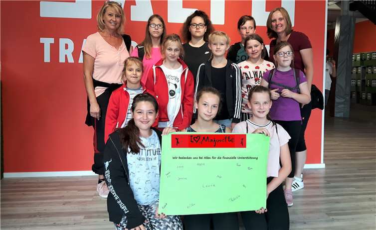 Die Majorettes mit ihren Leiterinnen bedanken sich bei allen für die finanzielle Unterstützung.Foto: privat