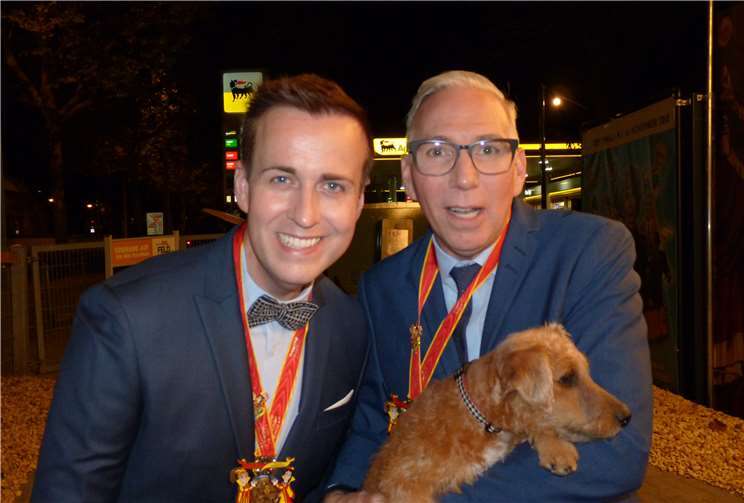 Die Malentes mit Ihrem süßen Vierbeiner. -BV-