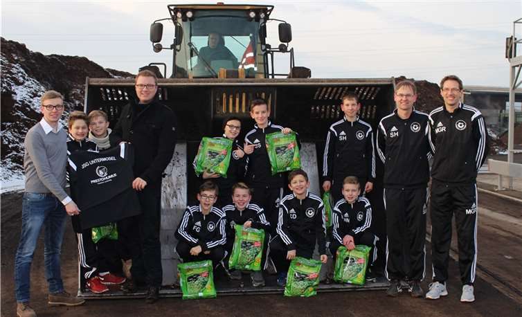 Die Mannachaft des JSG Untermosel freut sich über die neue Ausrüstung. Privat