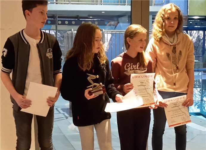 Die Mannschaft AK 13/14 jubelte über den Pokal (v. l.): Simon Ertl, Sarah Muth, Frederike Haak und Flora Kürsten.