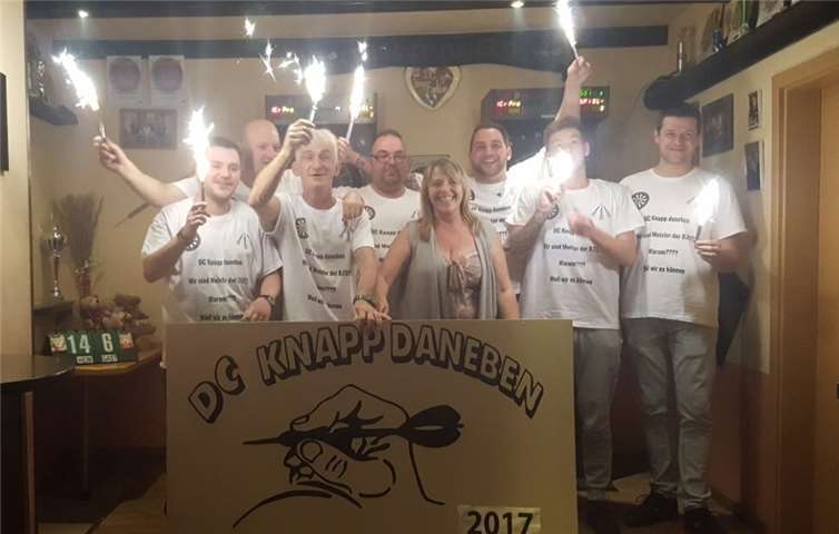 Die Mannschaft „DC Knapp daneben“ spielt erfolgreich in der Bezirksoberliga, sicherte sich zweimal die Meisterschaft und ist Ausrichter des 3. Autohaus Scherer-Dartcup. Privat