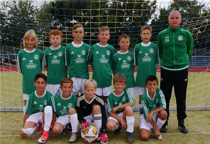 Die Mannschaft E1 des FC Alemannia Plaidt v.l.: Jona Esch, Janne Nachtsheim, Till Hoffmann, Max Fuchs, Felix Pinetzki, Bjarne Stöver, Trainer Christian Hoffmann, vorne v.l.: Hussein Mohamed, Nils Herbst, Leo Bitter, Tim Gunia, Lorik Bajrami.Foto: privat