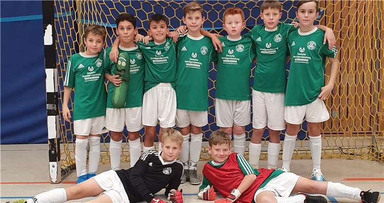 Die Mannschaft E1 des FC Alemannia Plaidt: (v.l.) Nils Herbst, Hussein Mohamed, Lorik Bajrami, Max Fuchs, Janne Nachtsheim, Bjarne Stöver, Till Hoffmann, (vorne v.l.) die beiden Torhüter Leo Bitter und Tim Gunia. Foto: privat