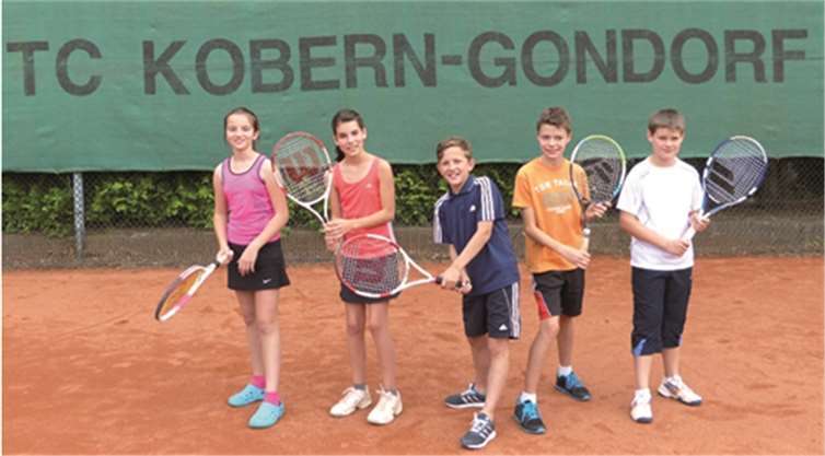 Die Mannschaft U 12–gemischt des TC Kobern-Gondorf ist weiterhin ungeschlagen (v.l.): Anna Uhl, Christina Reif, Carsten Dötsch, Niklas Auer und Lukas Tunk.privat