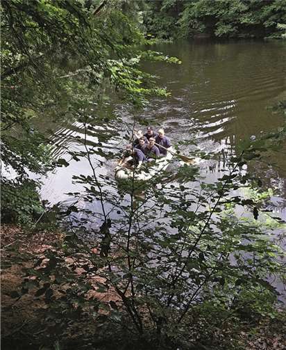 Die Mannschaft aus dem Brohltal bei der Disziplin Wasserüberquerung.