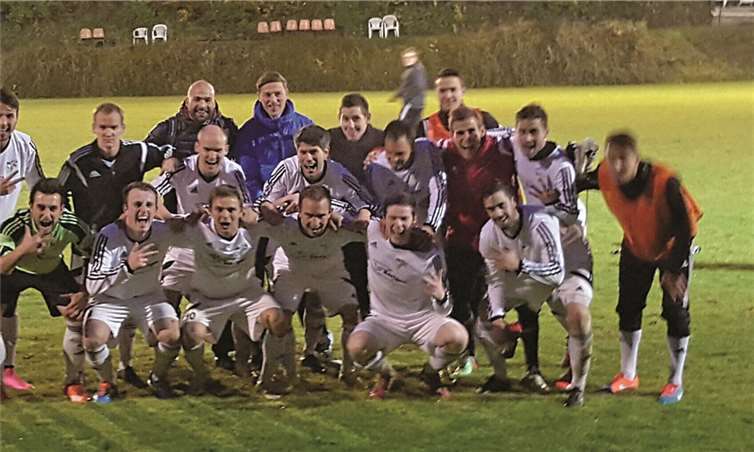 Die Mannschaft bedankt sich bei den rund 30 mitgereisten Fans für die Unterstützung und bejubelt die drei gewonnenen Punkte.privat