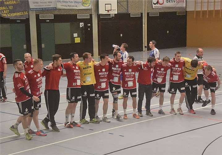 Die Mannschaft bedankt sich bei den zahlreich mitgereisten Fans nach dem fünften Auswärtssieg der Saison. Privat