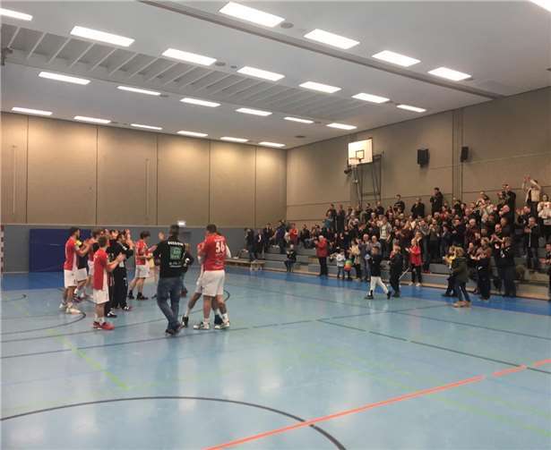 Die Mannschaft bedankte sich nach dem Spiel bei den zahlreichen Zuschauern. Foto: privat