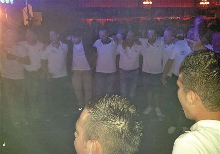 Die Mannschaft beim Feiern der zwischenzeitlichen Tabellenführung auf der Scheunenkirmes. privat